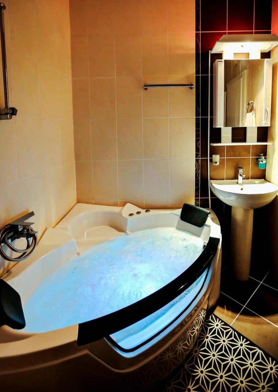 نوفي ساد Jacuzzi Oasis Apartment المظهر الخارجي الصورة